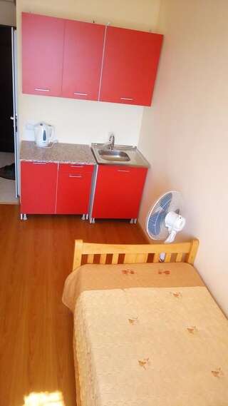 Хостелы Armenia Hostel Ереван Стандартный двухместный номер с 2 отдельными кроватями и собственной ванной комнатой-3