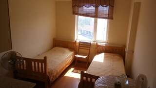 Хостелы Armenia Hostel Ереван Стандартный двухместный номер с 2 отдельными кроватями и собственной ванной комнатой-6