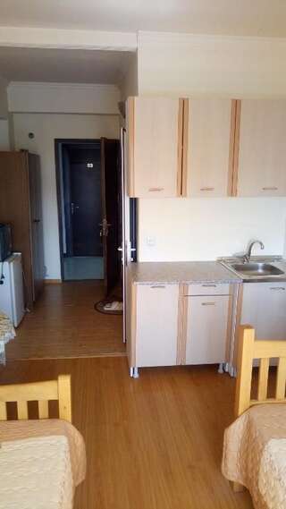 Хостелы Armenia Hostel Ереван Стандартный двухместный номер с 2 отдельными кроватями и собственной ванной комнатой-14