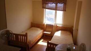 Хостелы Armenia Hostel Ереван Стандартный двухместный номер с 2 отдельными кроватями и собственной ванной комнатой-15