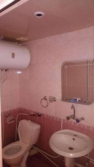 Хостелы Armenia Hostel Ереван Стандартный двухместный номер с 2 отдельными кроватями и собственной ванной комнатой-17